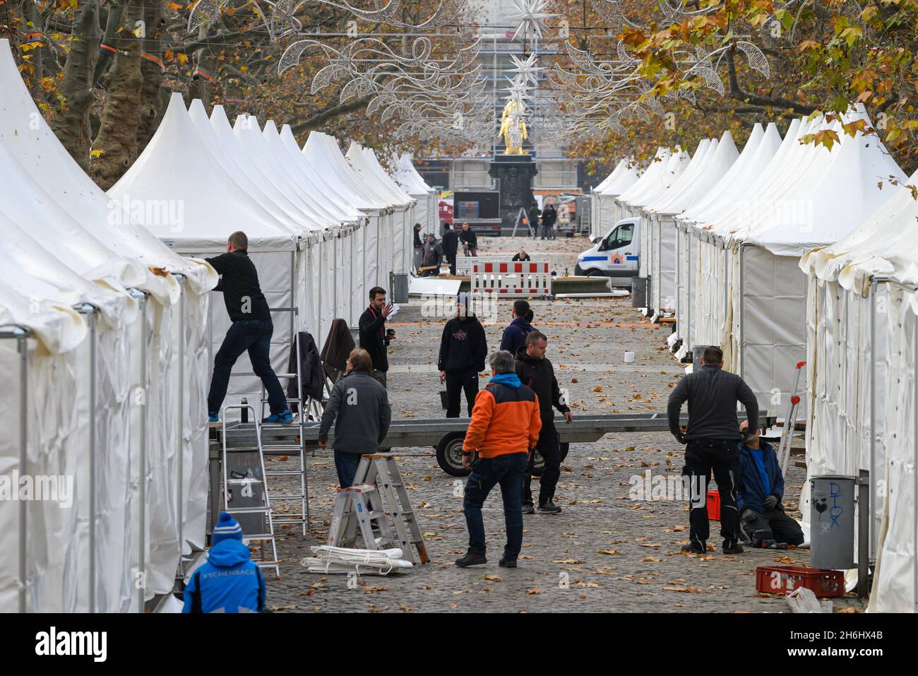 Dresde, Allemagne.16 novembre 2021.Les artisans sont occupés à installer le marché de Noël "Augustusmarkt" sur la rue principale.Le marché devrait avoir lieu du 24 novembre 2021 au 9 janvier 2022.Credit: Robert Michael/dpa-Zentralbild/dpa/Alay Live News Banque D'Images