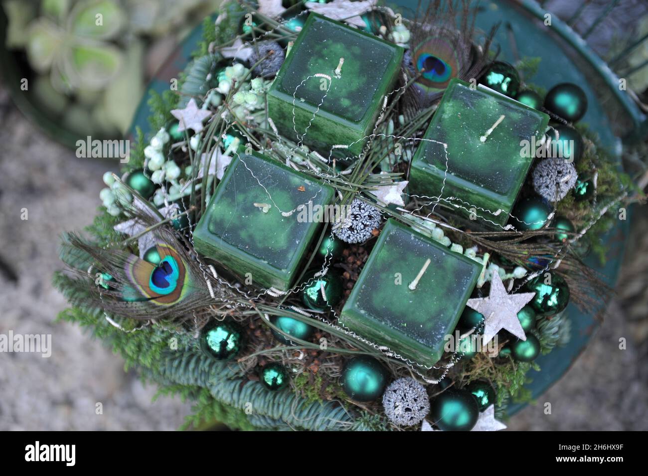 Décoration de Noël à l'intérieur.Une couronne de l'Avent avec quatre bougies vertes Banque D'Images