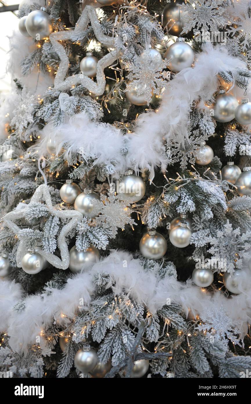 Décoration d'arbre de Noël blanche à l'intérieur Banque D'Images