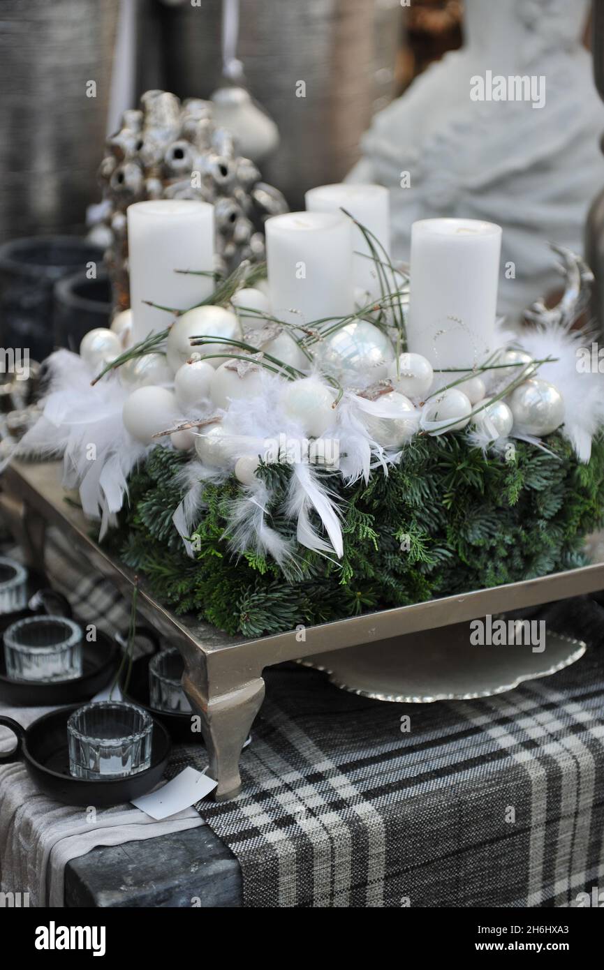 Décoration de Noël à l'intérieur.Une couronne de l'Avent avec quatre bougies blanches Banque D'Images