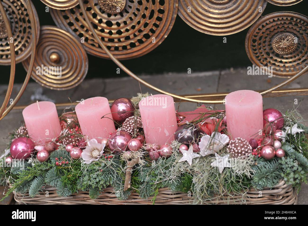 Décoration de Noël à l'intérieur.Une couronne de l'Avent avec quatre bougies roses Banque D'Images