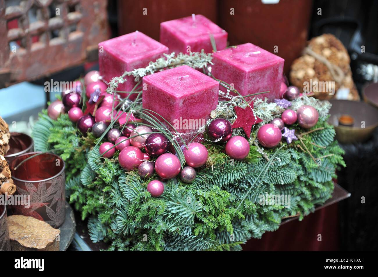 Décoration de Noël à l'intérieur.Une couronne de l'Avent avec quatre bougies roses Banque D'Images