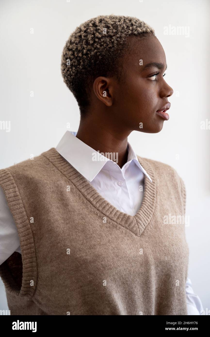 Femme noire tendance avec cheveux courts chemise blanche et gilet tricote tendance sur fond blanc Photo Stock Alamy