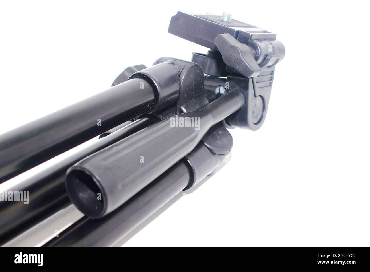 Trépied noir sur fond blanc avec mise au point sélective Banque D'Images