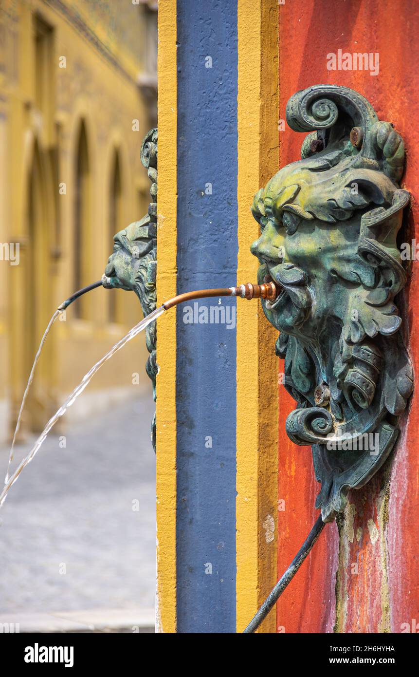 Ulm, Bade-Wurtemberg, Allemagne: Détail des visages de lion comme des becs d'eau sur les soi-disant Fischkasten (boîte à poissons) ou Syrlinbrunnen (fontaine de Syrlin). Banque D'Images