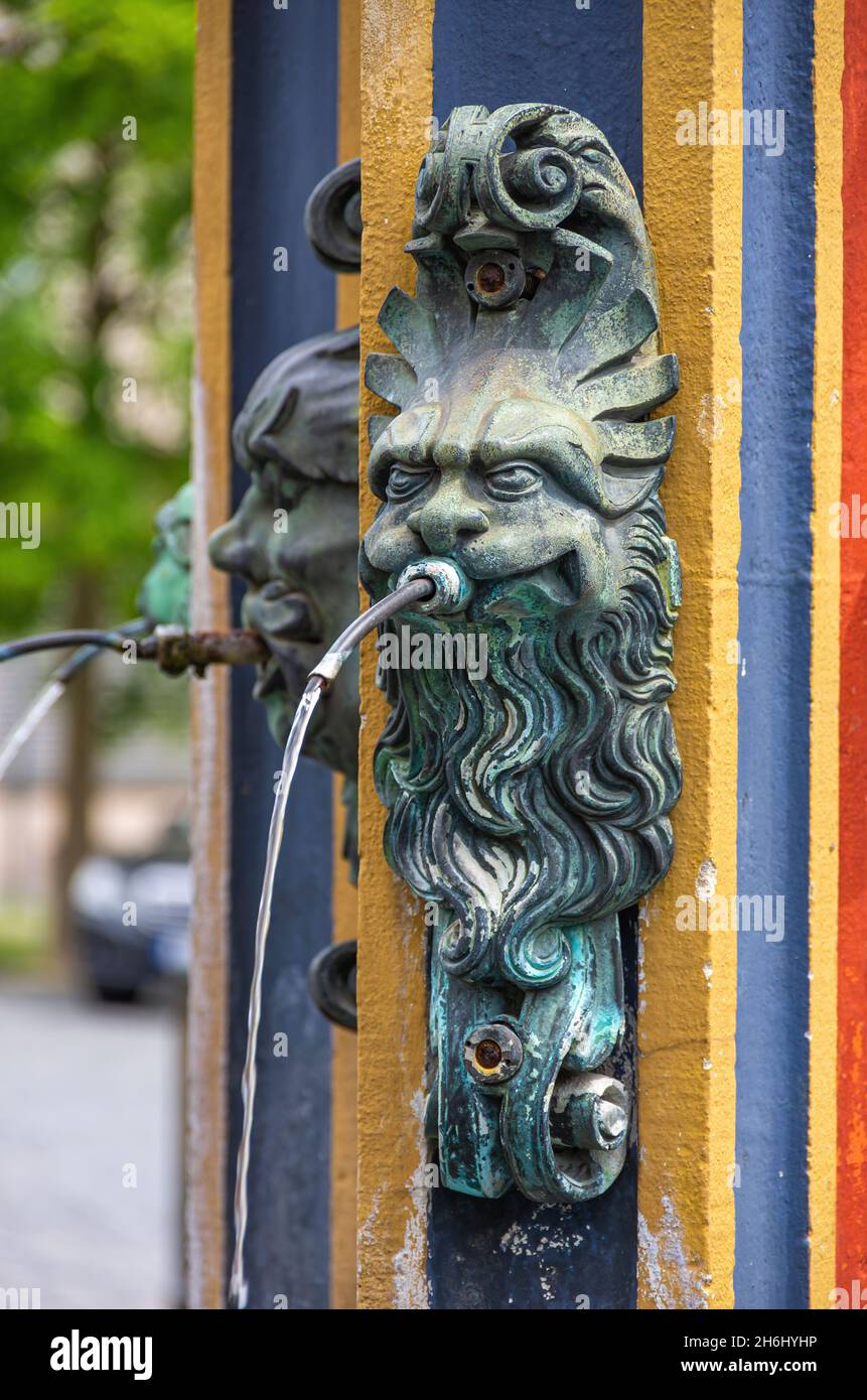 Ulm, Bade-Wurtemberg, Allemagne: Détail des visages de lion comme des becs d'eau sur les soi-disant Fischkasten (boîte à poissons) ou Syrlinbrunnen (fontaine de Syrlin). Banque D'Images