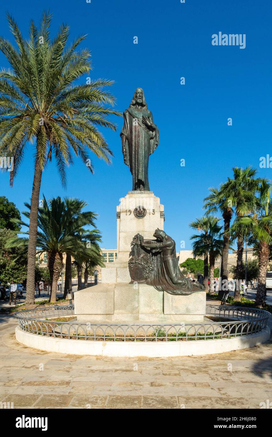 Floriana, Malte - 12 novembre 2021 : situé dans le centre commercial, le monument Christ Roi a été sculpté par Antonio Sciortino et dévoilé en 1917. Banque D'Images