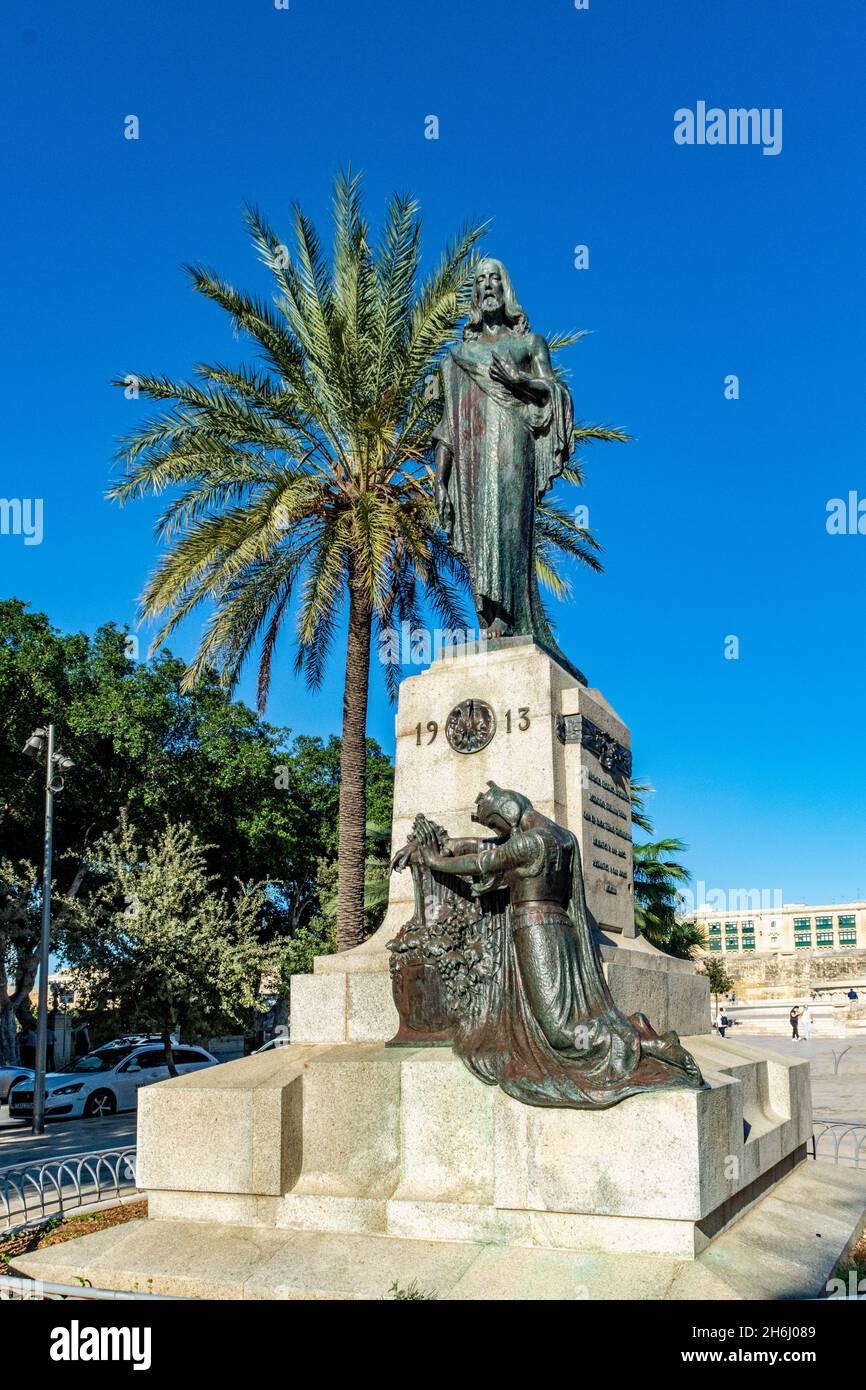 Floriana, Malte - 12 novembre 2021 : situé dans le centre commercial, le monument Christ Roi a été sculpté par Antonio Sciortino et dévoilé en 1917. Banque D'Images