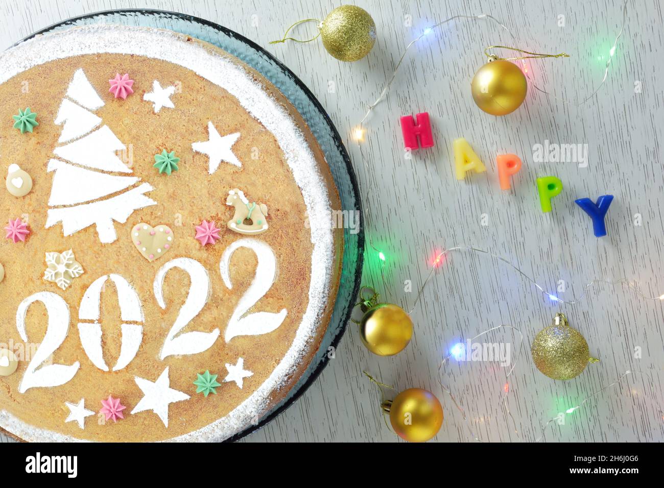 Concept Avec Gateau Grec Traditionnel Du Nouvel An Vasilopita Boules De Noel Et Lumieres Et Mot Heureux Ecrit Avec Des Lettres Colorees Photo Stock Alamy