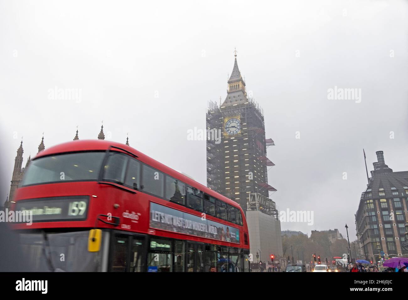 Tour de l'horloge Big Ben et échafaudage en cours de rénovation et bus à impériale à Westminster Londres Angleterre Royaume-Uni Grande-Bretagne novembre 2021 KATHY DEWITT Banque D'Images