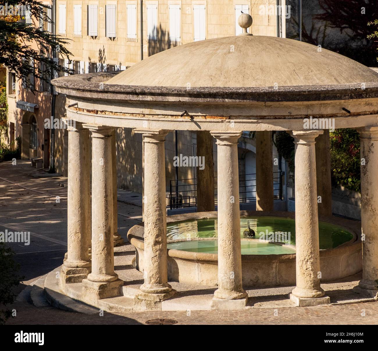 Le Lavoir du Mail, un lavoir public néoclassique très orné dans le village de Grignan, Drôme, Provence, France Banque D'Images