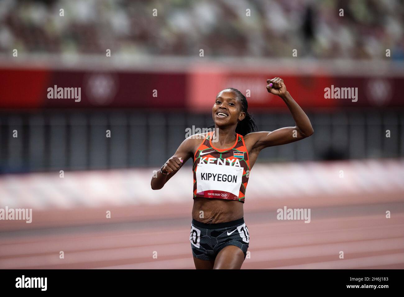 Faith Kipyegon, du Kenya, remporte la finale du 1500m aux Jeux Olympiques de Tokyo en 2020. Banque D'Images