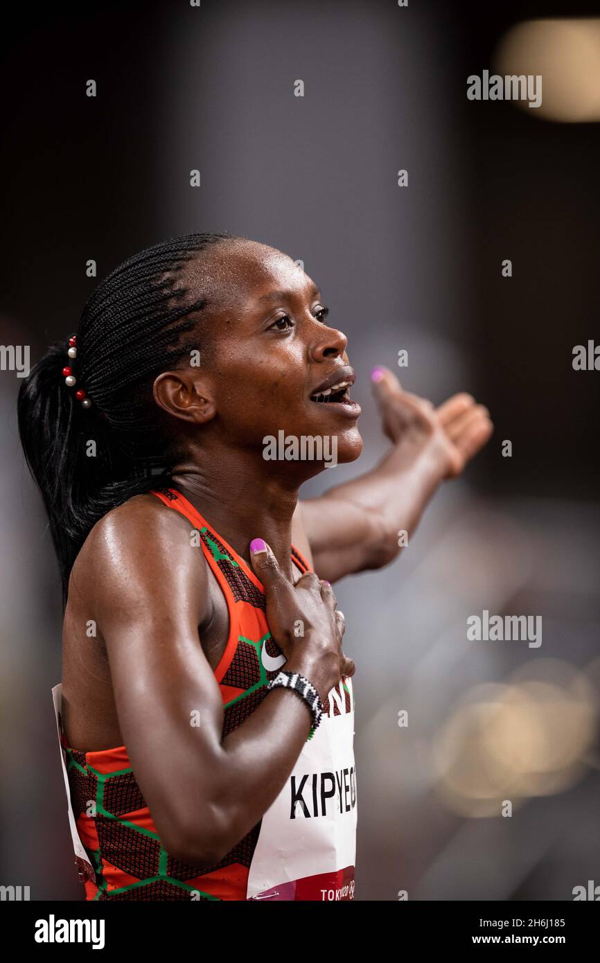 Faith Kipyegon, du Kenya, remporte la finale du 1500m aux Jeux Olympiques de Tokyo en 2020. Banque D'Images