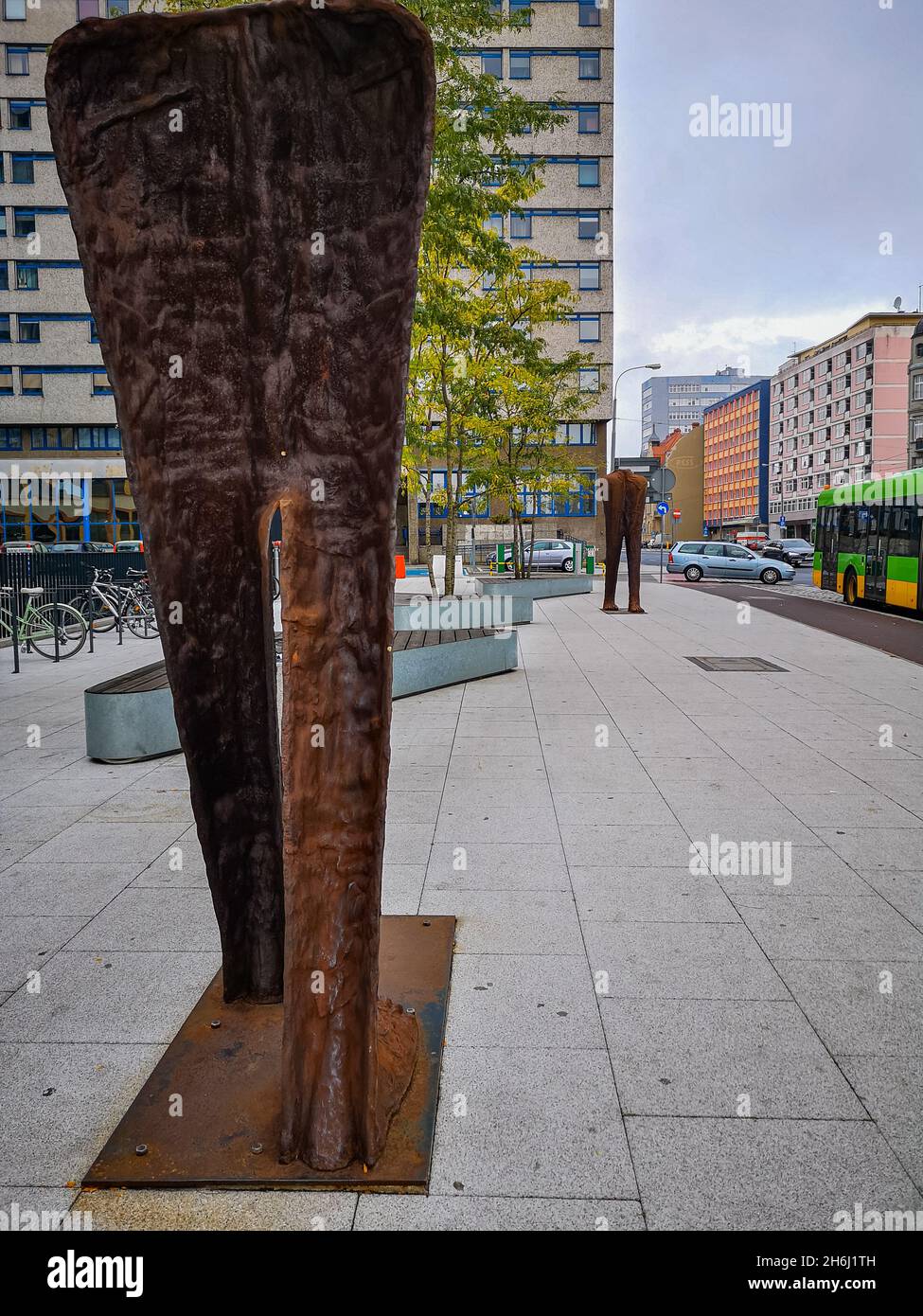 Poznan, Pologne - 2 octobre 2020 : complexe de sculptures - '5 Figuress' de Magdalena Abakanowicz dans les rues de la ville Banque D'Images