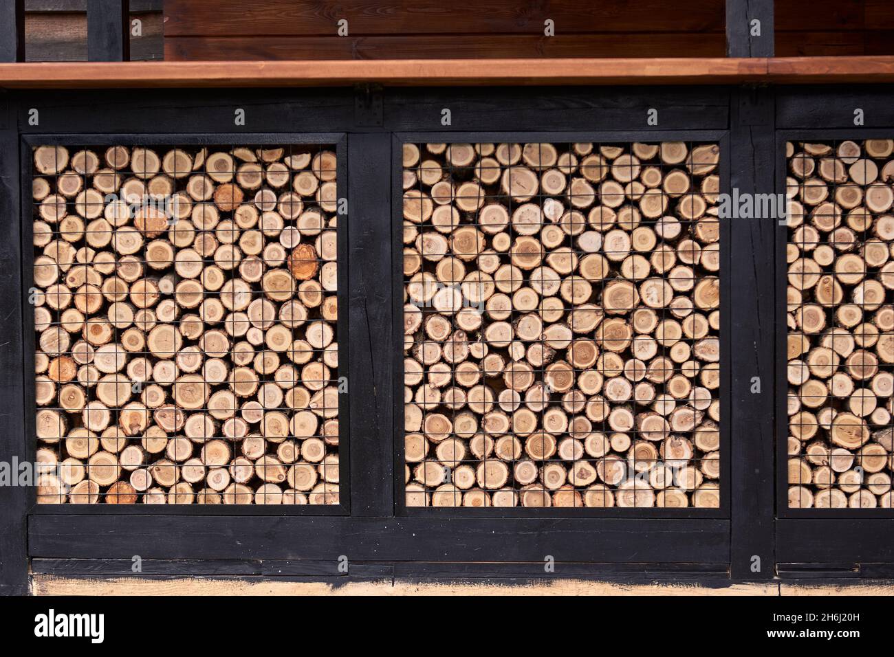 Grumes dans une scierie.Piles de bois de chauffage texture arrière-plan. Banque D'Images
