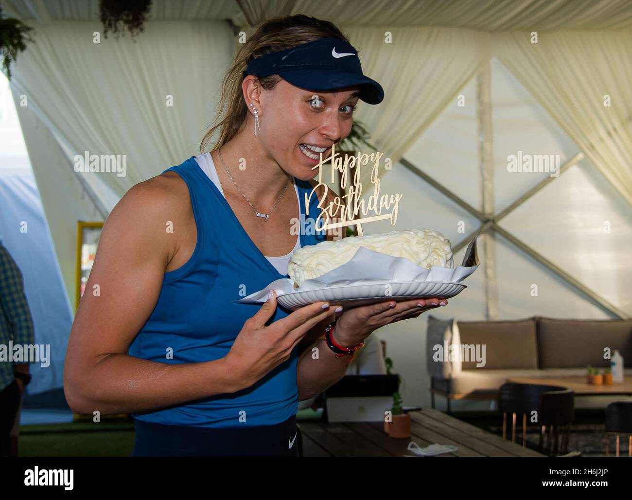 Paula Badosa, d'Espagne, reçoit un gâteau d'anniversaire aux finales de l'Akron WTA 2021 Guadalajara, Masters WTA tennis Tournament le 15 novembre 2021 à Guadalajara, Mexique - photo: Rob Prange/DPPI/LiveMedia Banque D'Images