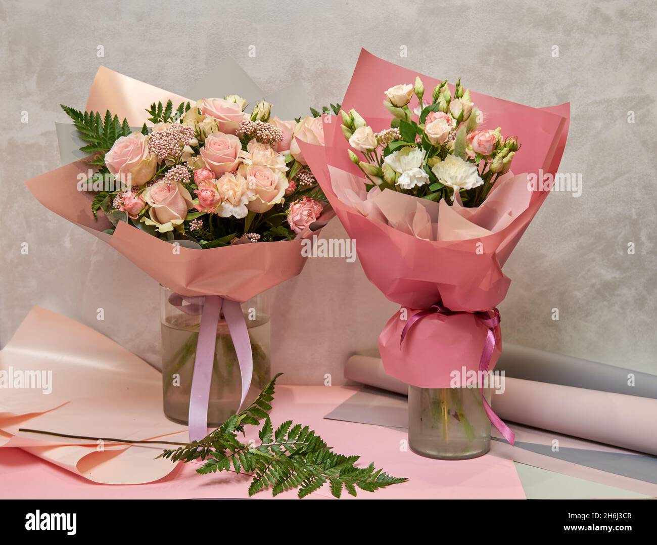 Bouquet frais et luxuriant de fleurs colorées.Concept de boutique florale européenne.Livraison de fleurs.Magnifiques fleurs fraîches dans la boutique de fleuriste Banque D'Images