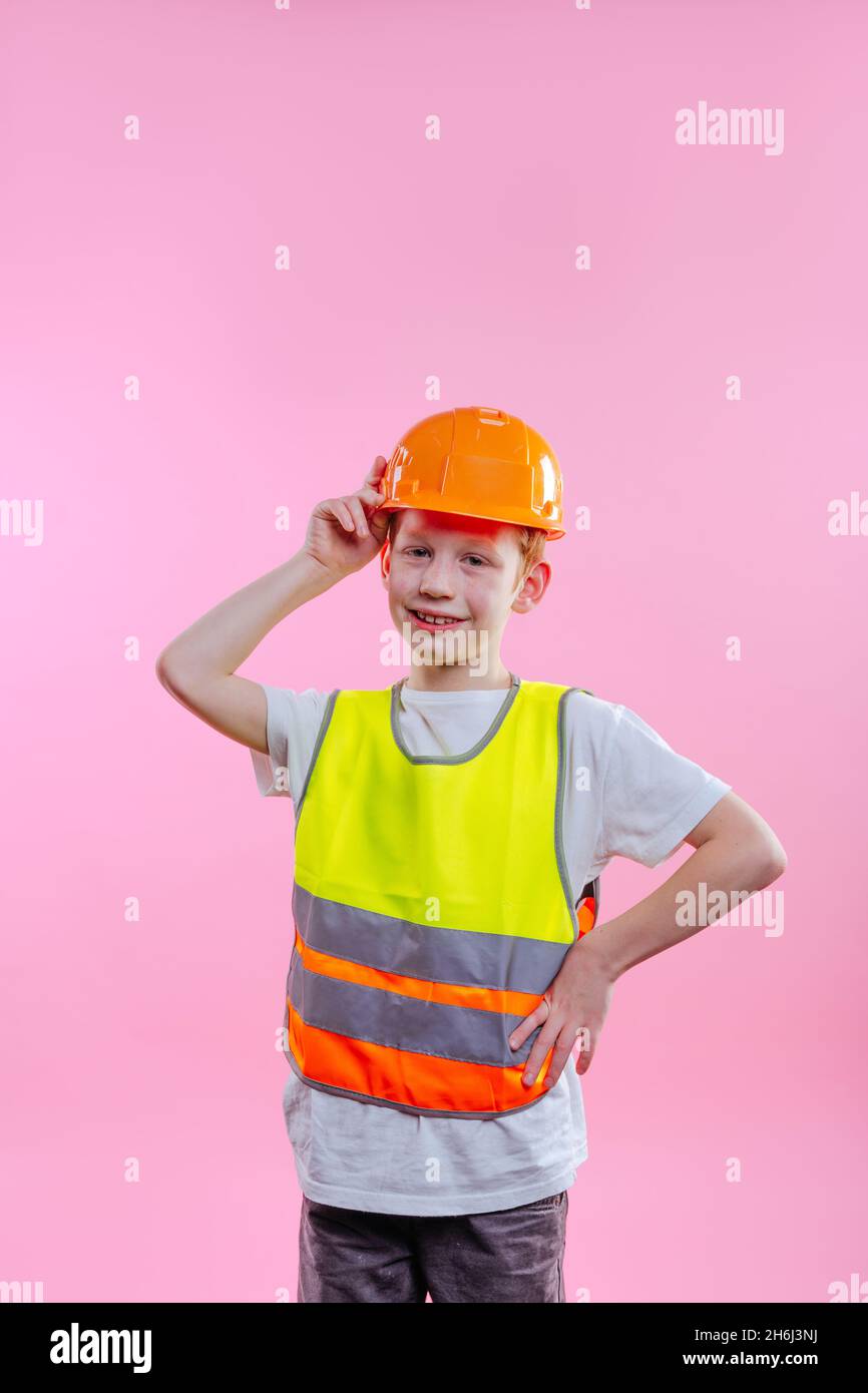Adolescent portant un casque.Portrait de studio sur fond rose avec espace vide pour le texte Banque D'Images