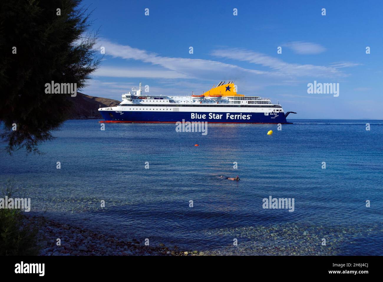 Blue Star Ferries navire le Chios arrivant au port de Livadia, Tilos, îles Dodécanèse, sud de la mer Égée, Grèce. Banque D'Images