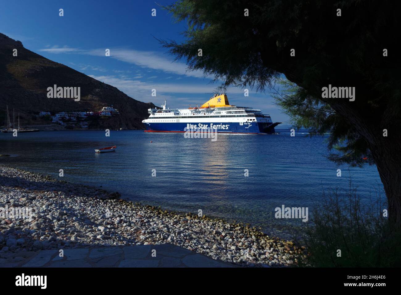 Blue Star Ferries navire le Chios arrivant au port de Livadia, Tilos, îles Dodécanèse, sud de la mer Égée, Grèce. Banque D'Images