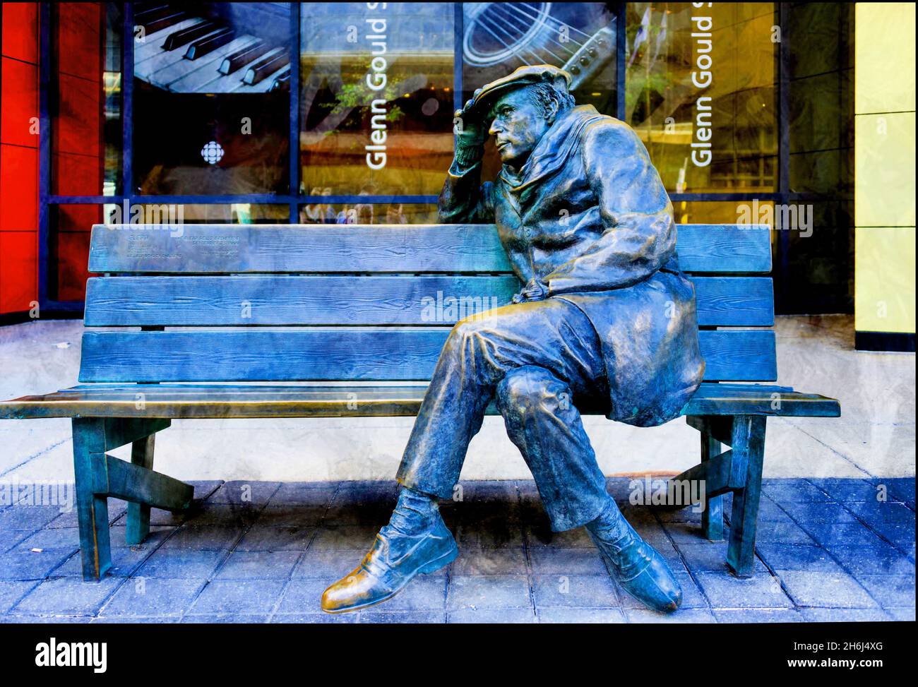 Gros plan de la statue de bronze grandeur nature de Glenn Gould, assise sur un banc de parc à l'extérieur de l'édifice de la SRC, dans le quartier du centre-ville de Toronto, au Canada.Non Banque D'Images