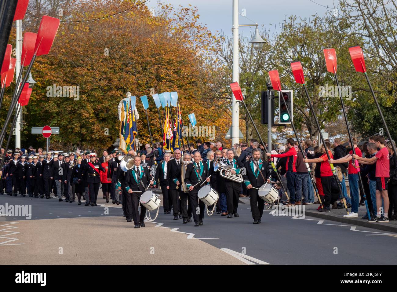 BIDEFORD, DEVON, ANGLETERRE - NOVEMBRE 14 2021 : cérémonie du dimanche du souvenir.Après avoir déposé des couronnes, la procession va le long du quai jusqu'à l'église Banque D'Images