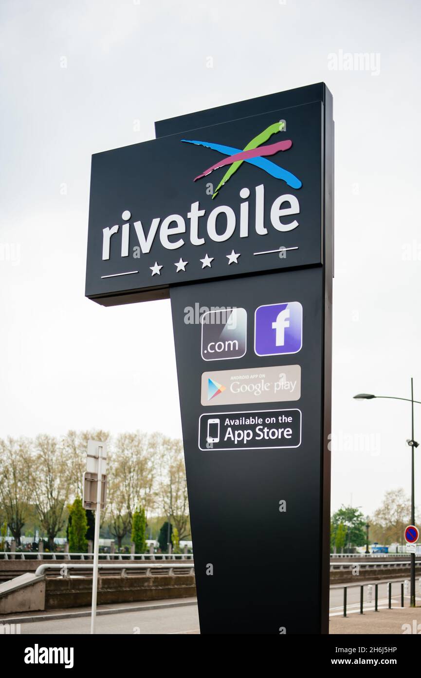 Signalétique du centre commercial Rivetoile avec connexion à facebook et  application Google Store et signalétique App Store Photo Stock - Alamy