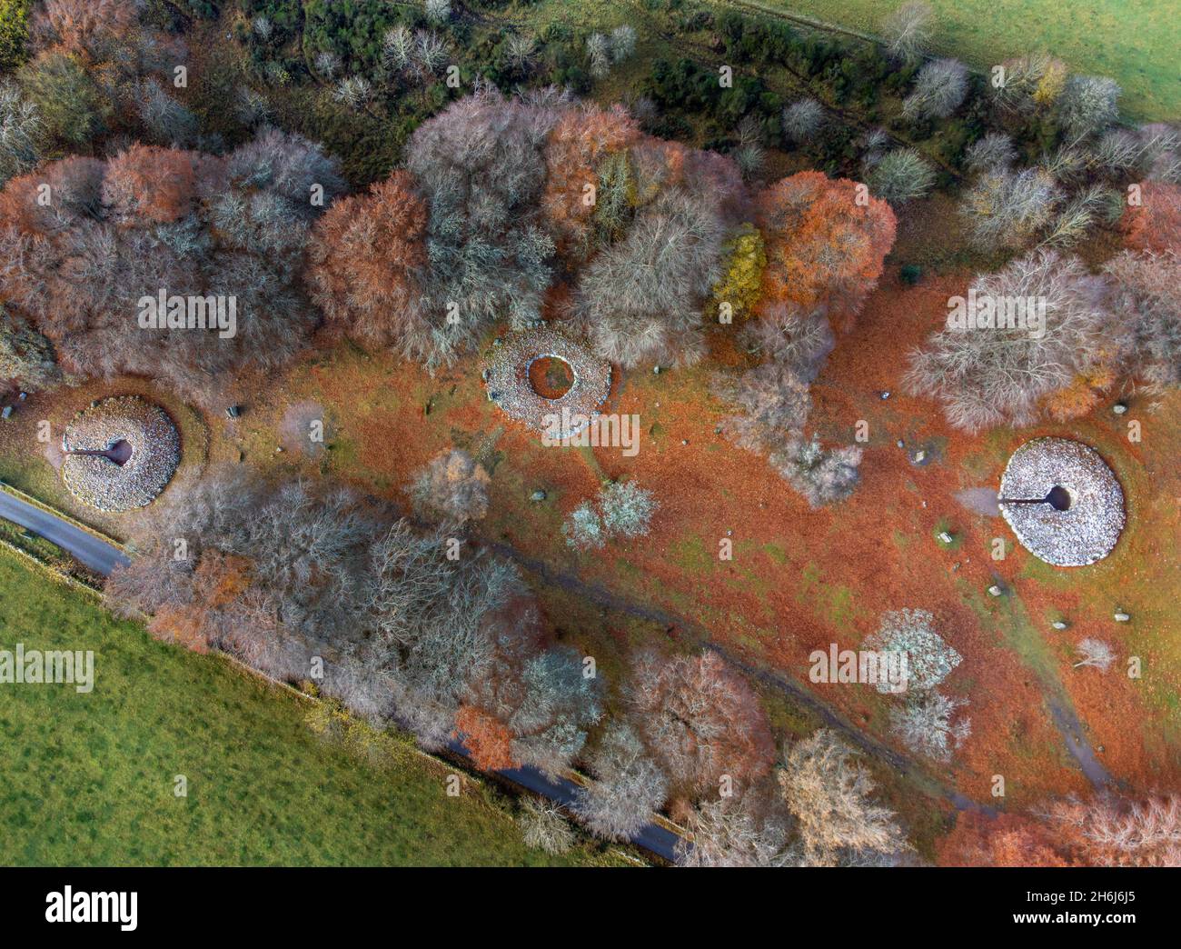 Vue aérienne de Clava Cairns, un complexe funéraire de l'âge du bronze constitué de pierres debout, de l'anneau de cairns, des tombes de passage et de la bordure de cairns, près d'Inverness, en Écosse Banque D'Images