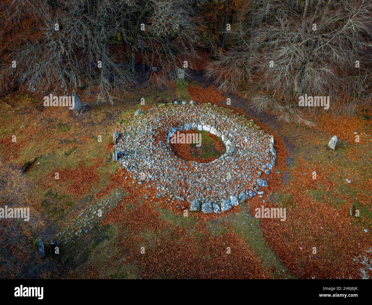 Vue aérienne de Clava Cairns, un complexe funéraire de l'âge du bronze constitué de pierres debout, de l'anneau de cairns, des tombes de passage et de la bordure de cairns, près d'Inverness, en Écosse Banque D'Images