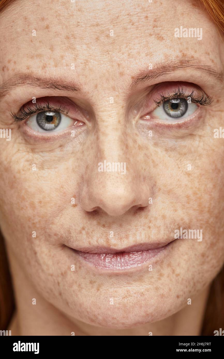 Portrait de très près d'une jeune femme aux yeux bleus étincelants Banque D'Images