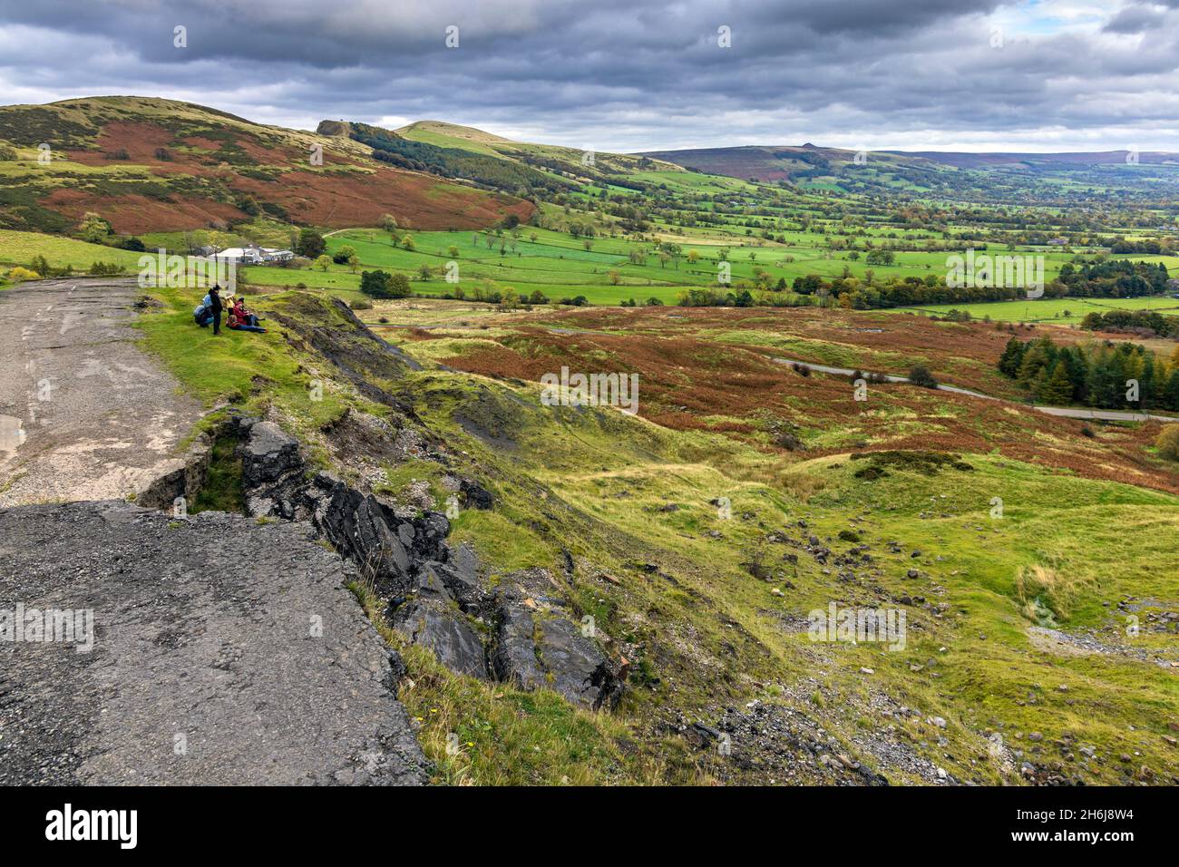 L'ancien A625 a traversé le terrain en dessous de Mam Tor dans Castleton, Derbyshire mais a été finalement abandonné en 1979 en raison de la réparation permanente nécessaire. Banque D'Images