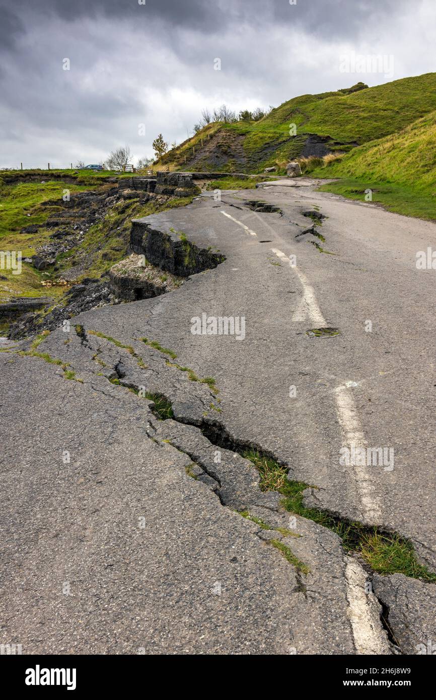 L'ancien A625 a traversé le terrain en dessous de Mam Tor dans Castleton, Derbyshire mais a été finalement abandonné en 1979 en raison de la réparation permanente nécessaire. Banque D'Images