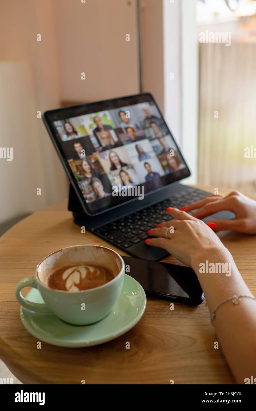 belle fille à une conférence en ligne. bali Banque D'Images