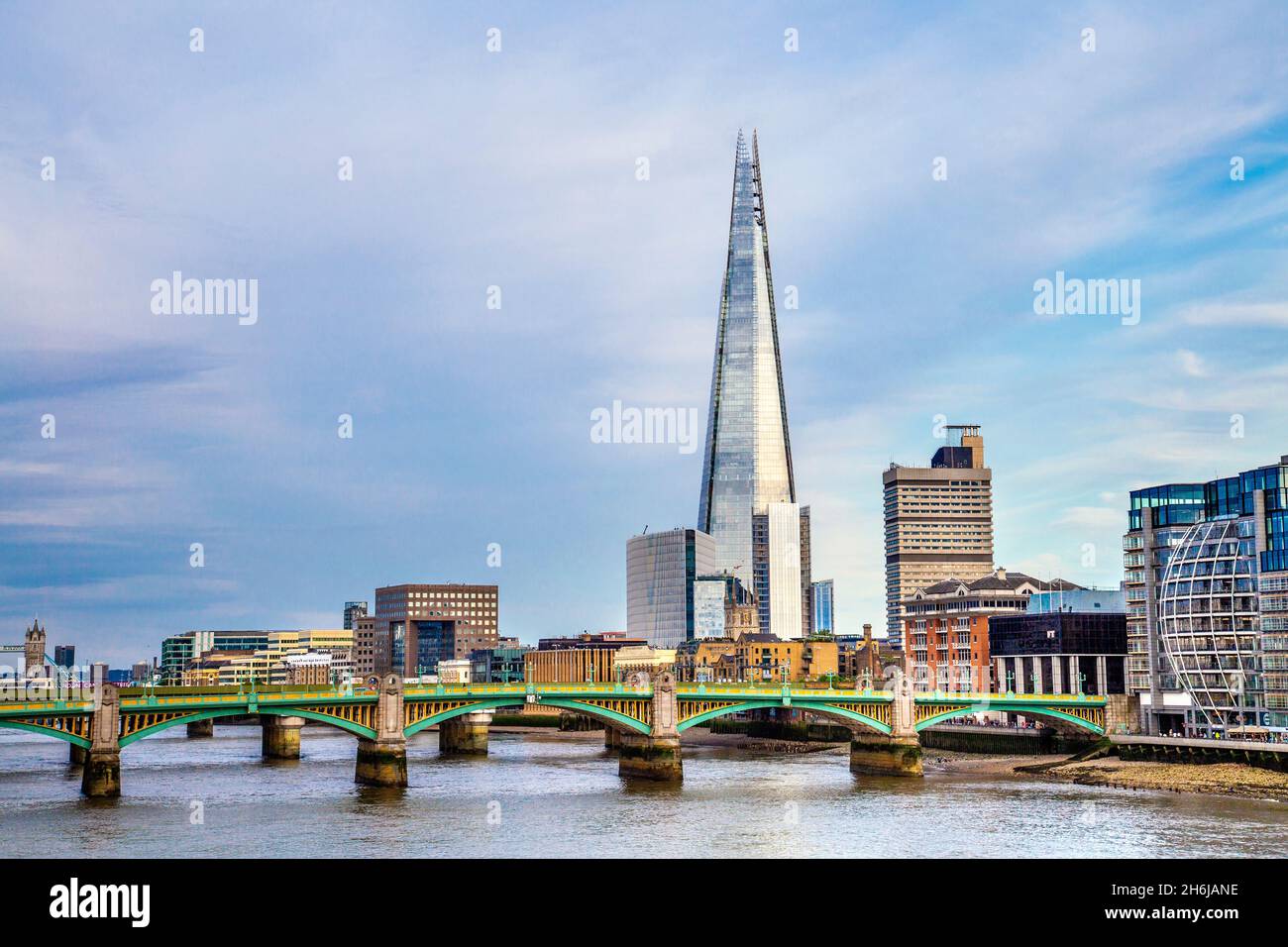 Southwark Bridge et le gratte-ciel Shard, Londres, Royaume-Uni Banque D'Images