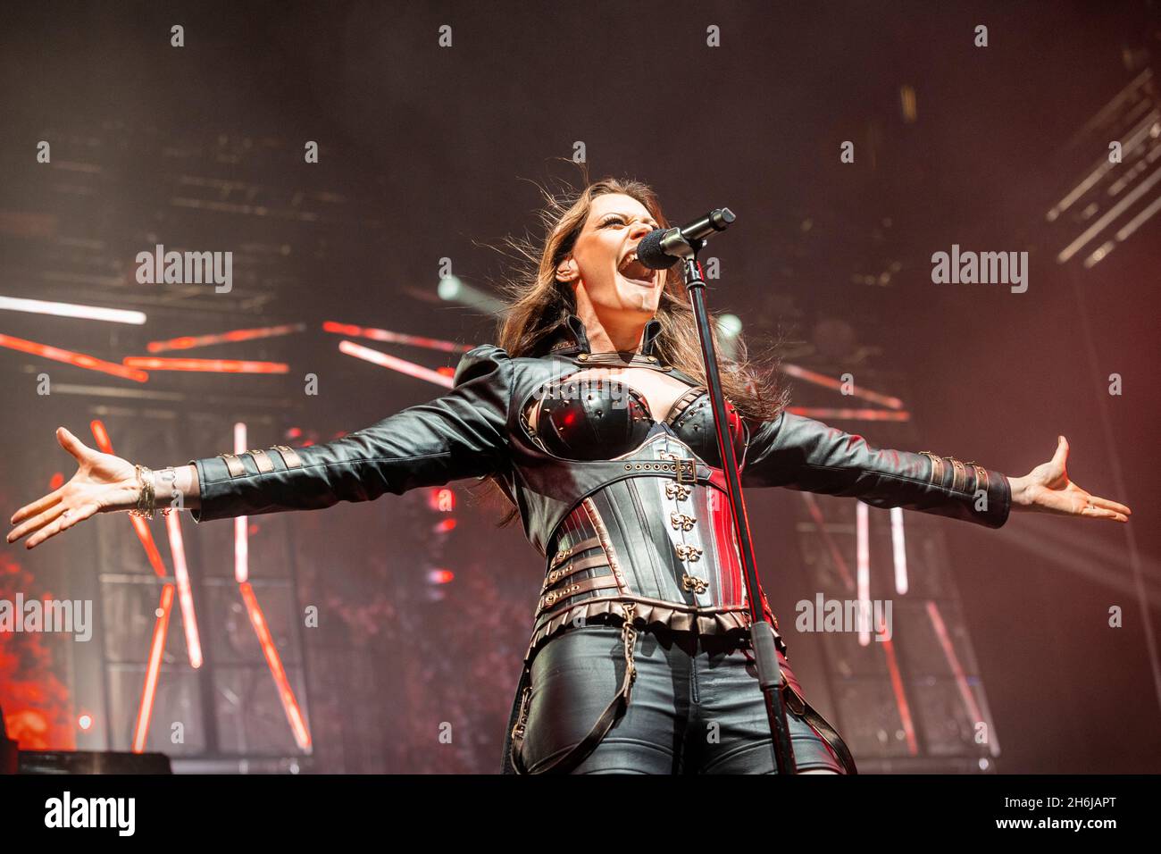 Oslo, Norvège.14 novembre 2021.Nightwish, le groupe de Metal symphonique finlandais, joue un concert à Oslo Spektrum à Oslo.Ici, le chanteur Floor Jansen est vu en direct sur scène.(Crédit photo: Gonzales photo - Terje Dokken). Banque D'Images