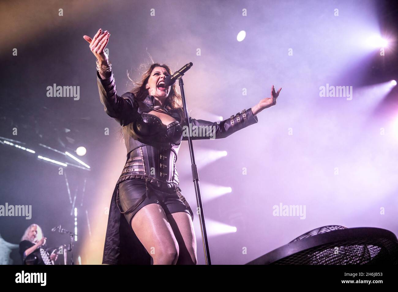 Oslo, Norvège.14 novembre 2021.Nightwish, le groupe de Metal symphonique finlandais, joue un concert à Oslo Spektrum à Oslo.Ici, le chanteur Floor Jansen est vu en direct sur scène.(Crédit photo: Gonzales photo - Terje Dokken). Banque D'Images