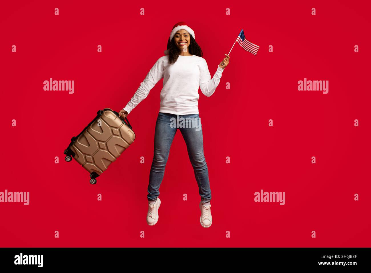 Une femme afro-américaine excitée avec le drapeau américain Banque D'Images