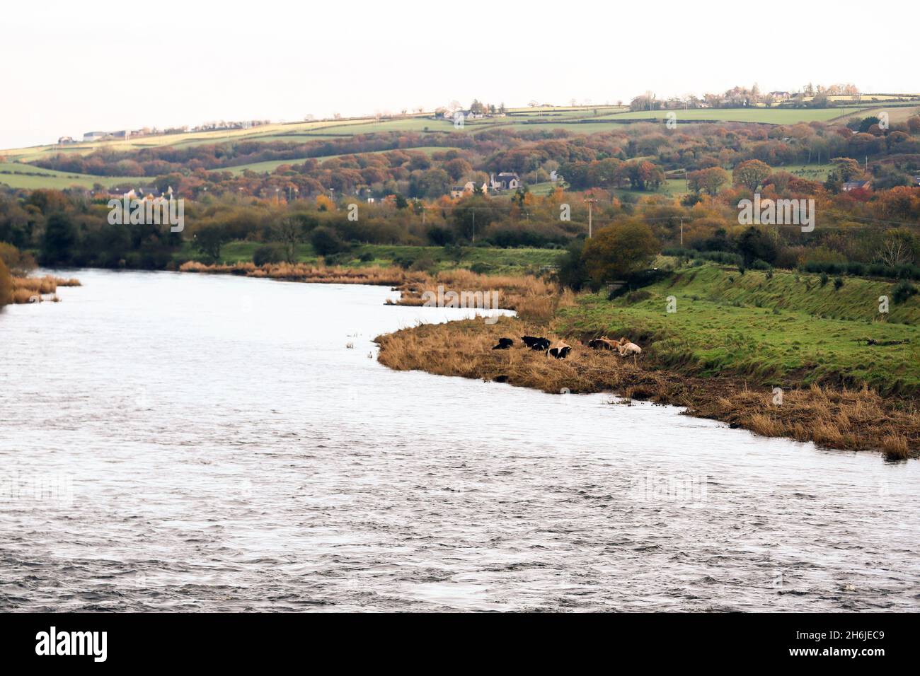 La frontière irlandaise entre Strabane(ni) et Lifford(Roi) qui traverse la rivière Foyle. Banque D'Images