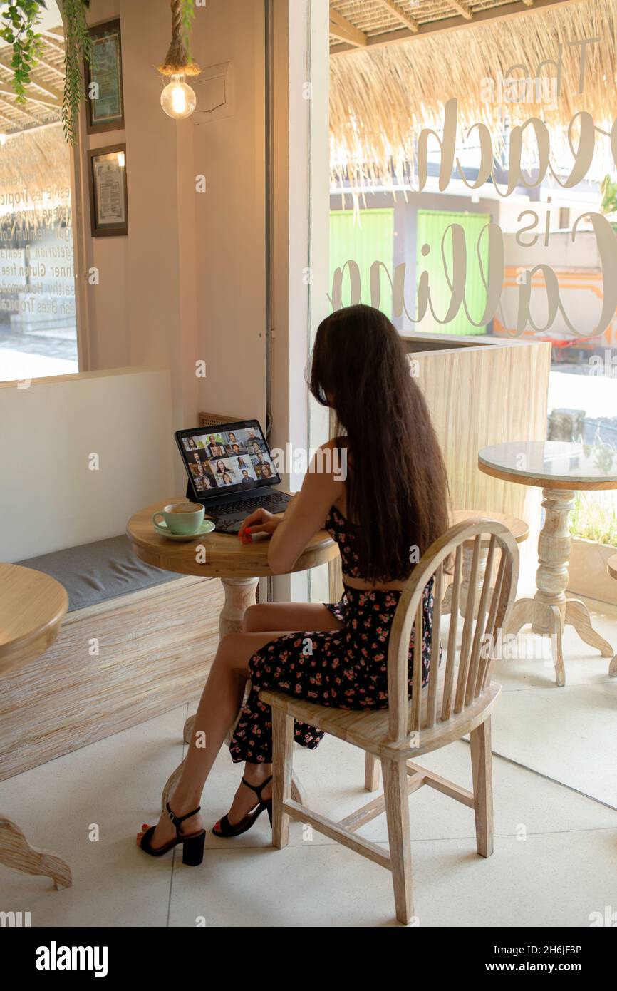 belle fille à une conférence en ligne. bali Banque D'Images