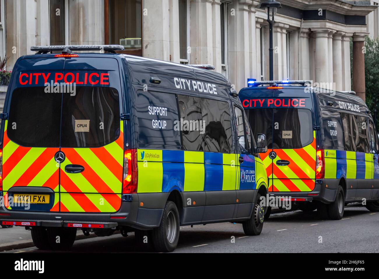 Vans de la police municipale, Rise and Rebel march, extinction Rebellion,  Londres, Royaume-Uni.13 novembre 2021 Photo Stock - Alamy