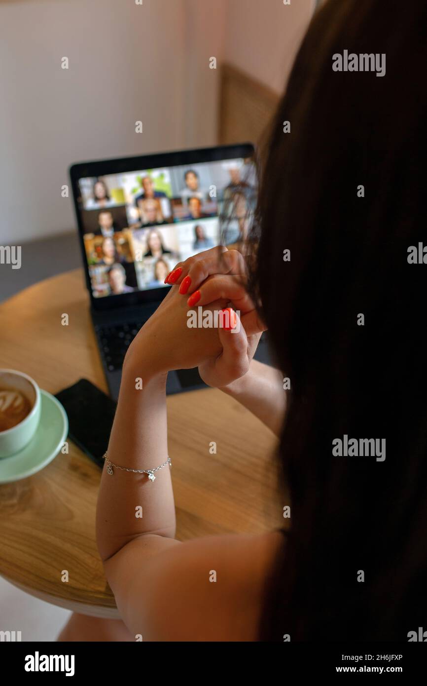 belle fille à une conférence en ligne. bali Banque D'Images