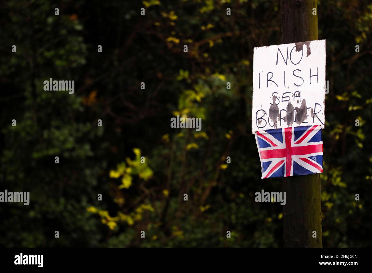 Étiquette anti-frontière de la mer d'Irlande et petit drapeau de l'Union attachée à un lampadaire à Bangor, en Irlande du Nord, en opposition au Protocole d'Irlande du Nord. Banque D'Images