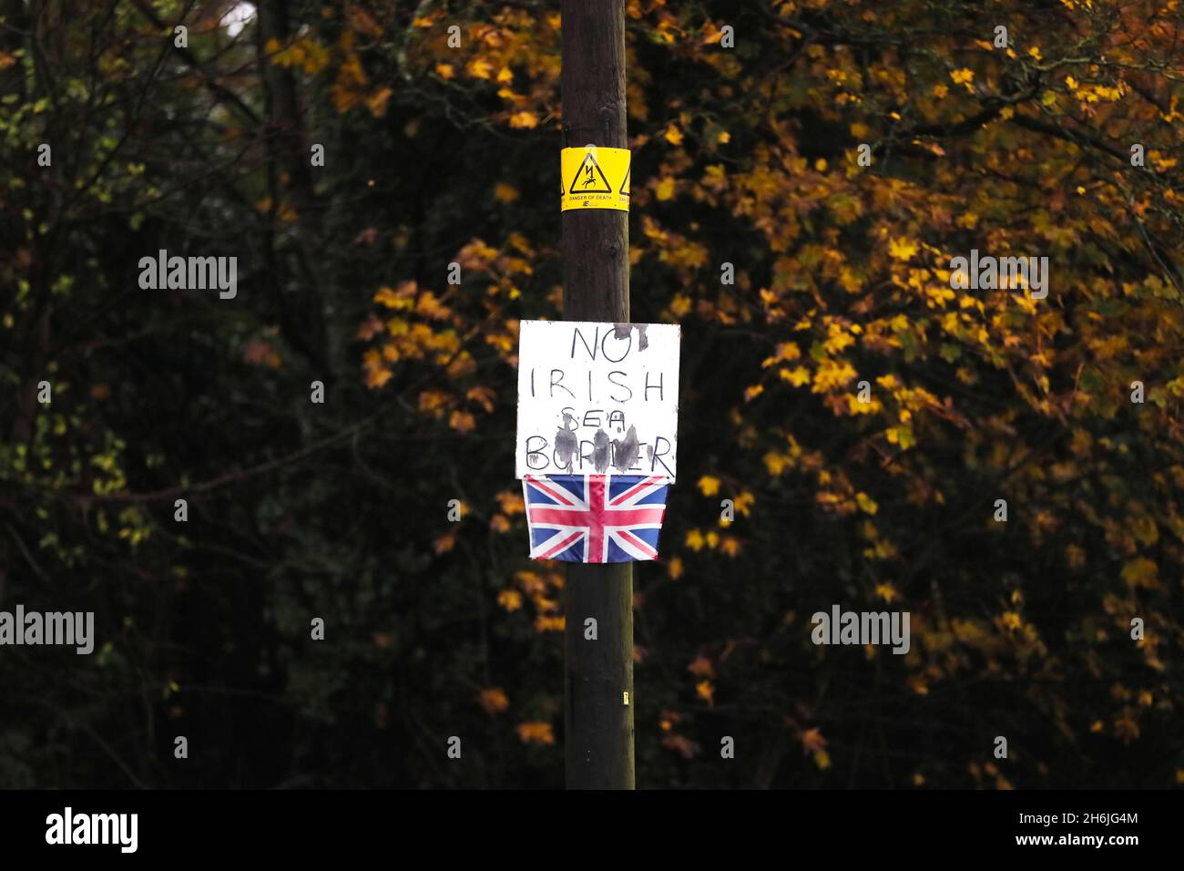 Étiquette anti-frontière de la mer d'Irlande et petit drapeau de l'Union attachée à un lampadaire à Bangor, en Irlande du Nord, en opposition au Protocole d'Irlande du Nord. Banque D'Images