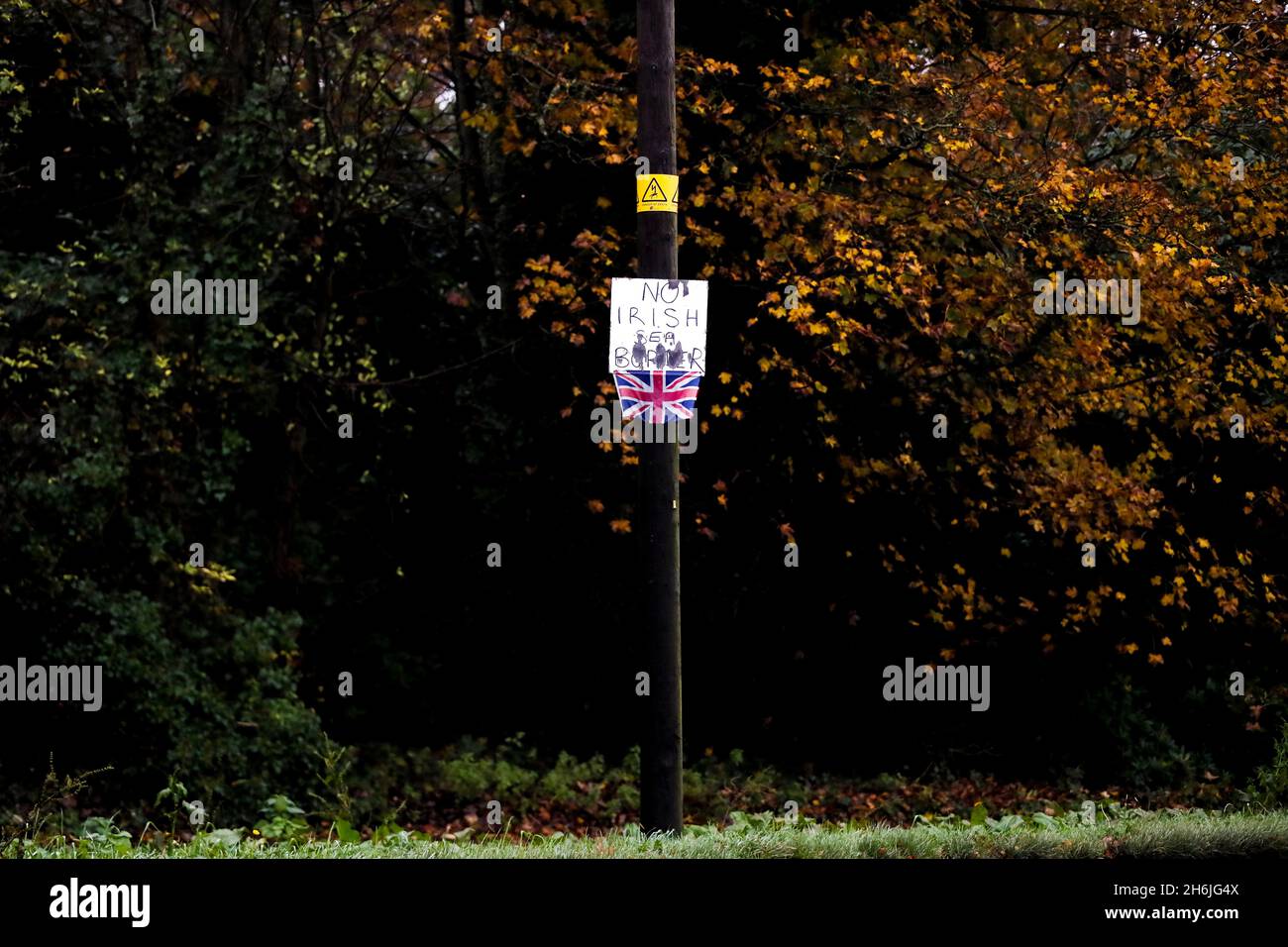 Étiquette anti-frontière de la mer d'Irlande et petit drapeau de l'Union attachée à un lampadaire à Bangor, en Irlande du Nord, en opposition au Protocole d'Irlande du Nord. Banque D'Images