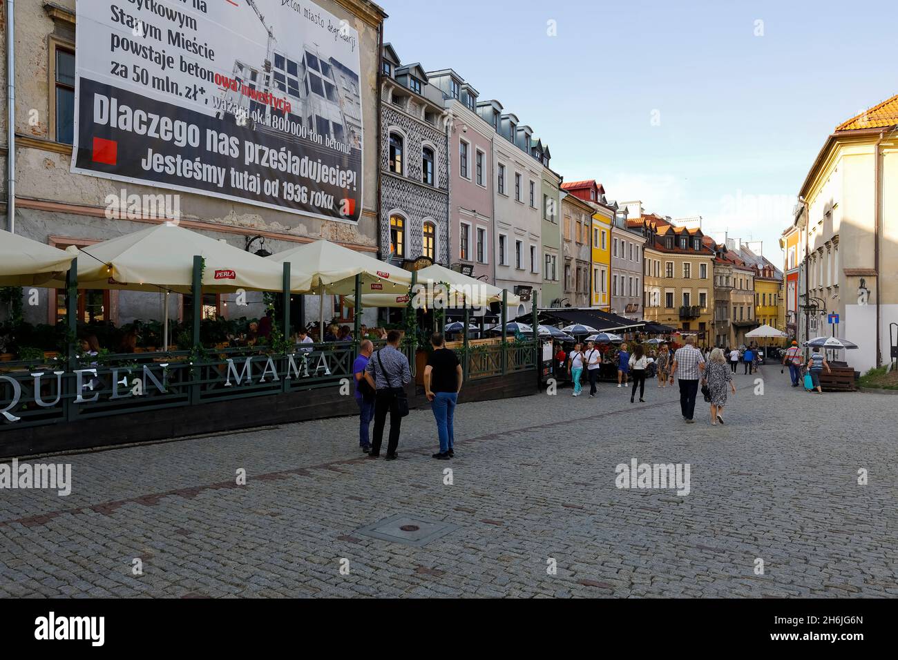 Lublin, Pologne - 10 septembre 2021 : rue pavée de la vieille ville avec maisons de ville colorées et restaurants en plein air.Il y a des personnes qui visitent ce p Banque D'Images