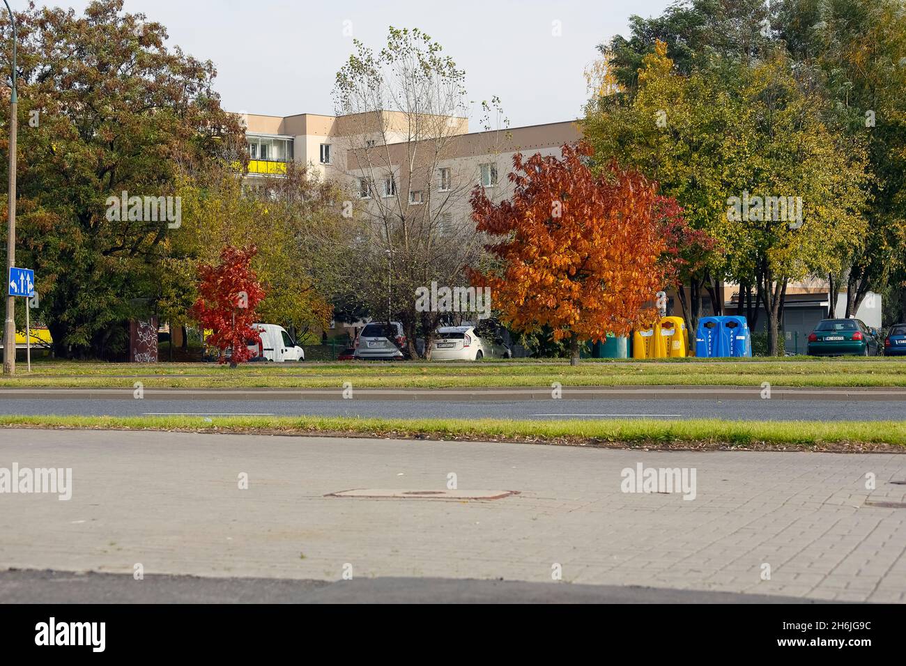 Varsovie, Pologne - 20 octobre 2021: Derrière la rue de la ville il y a un immeuble résidentiel, il y a des arbres à proximité et il y a aussi des voitures garées, Whic Banque D'Images