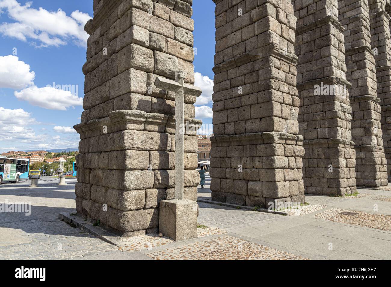 SEGO, ESPAGNE - 17 septembre 2021 : l'inscription à la base d'une croix dans l'aqueduc romain.Ségovie, Espagne. Banque D'Images