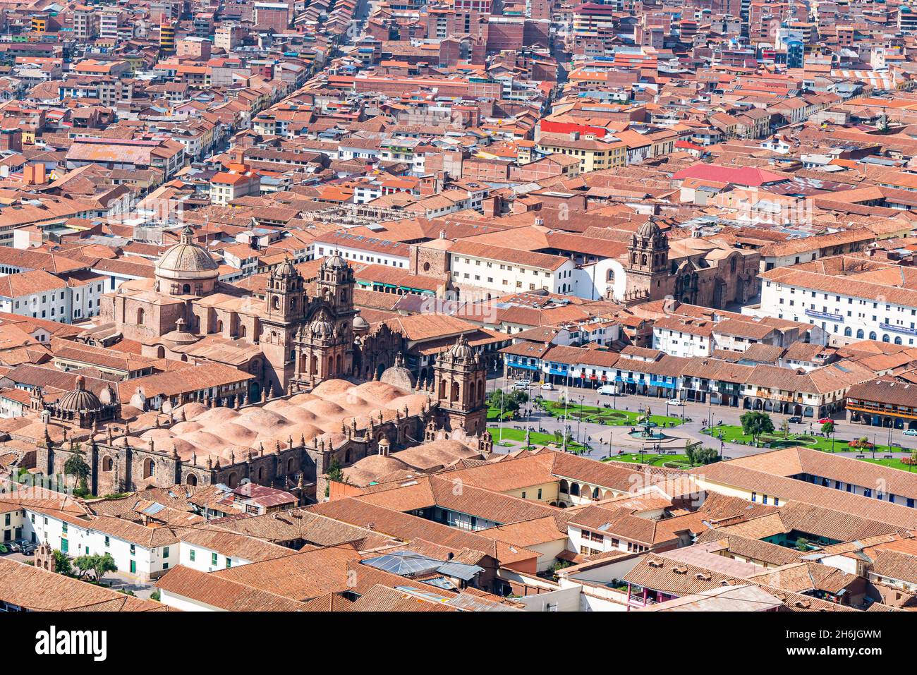 Vue aérienne de la ville de Cusco, Pérou.Vue sur la Plaza de armas, Coricancha, iglesia de la Compania de Jesus, l'église de Saint-Domingue et le paysage urbain de Cus Banque D'Images