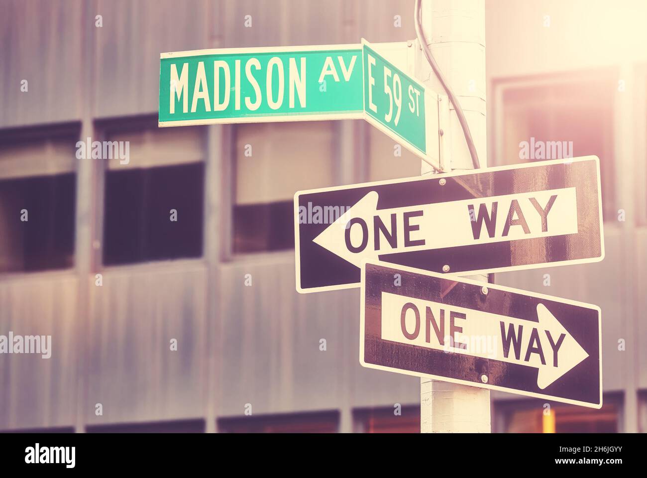 Panneaux de signalisation à sens unique à Madison Avenue, couleurs appliquées, mise au point sélective, New York City, États-Unis. Banque D'Images