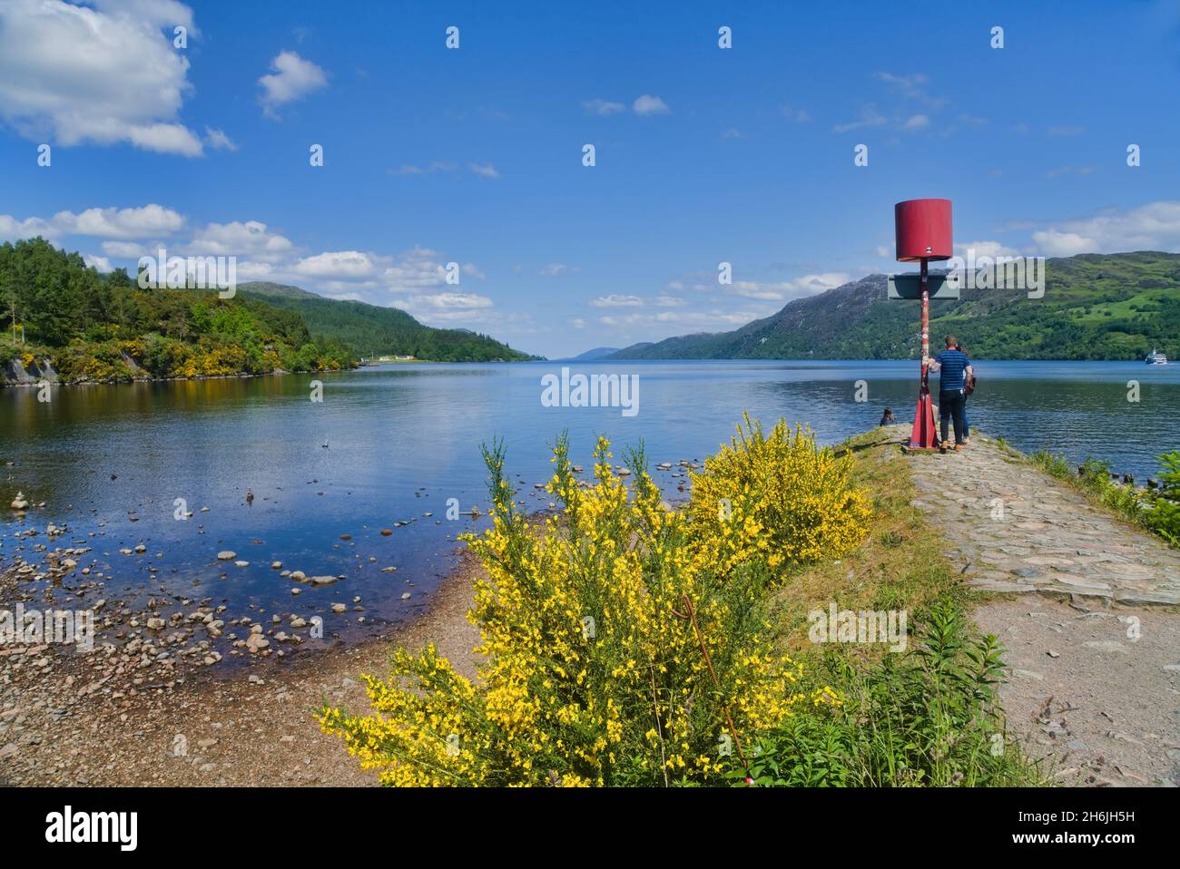 Couple regardant le Loch Ness depuis la rive sud à fort Augustus, canal calédonien, bateaux, Inverness, Loch Ness,Highland, Écosse, Royaume-Uni Banque D'Images